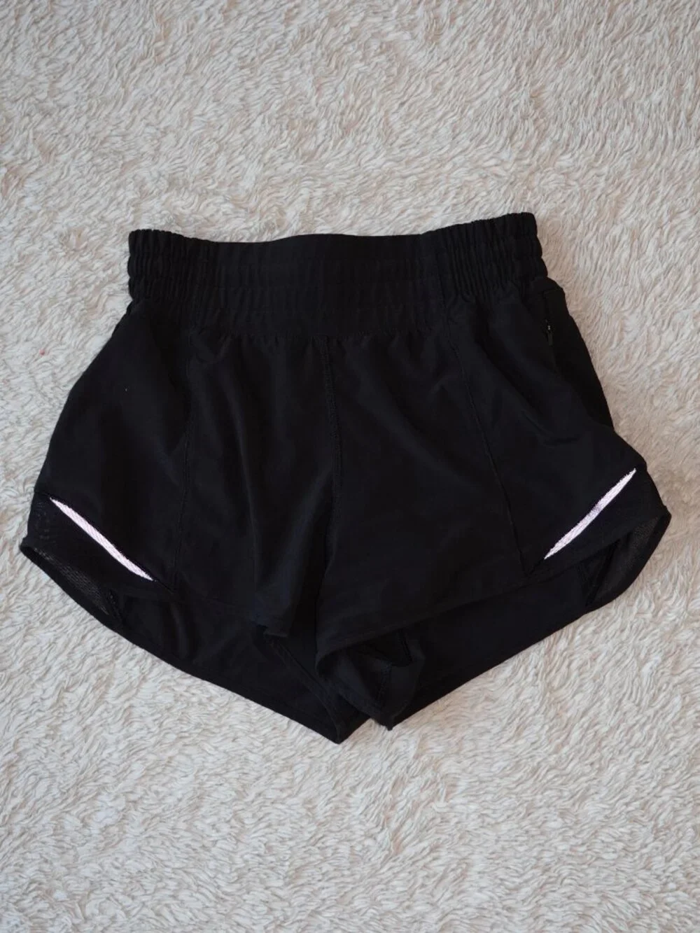 Women's Size 2 Lululemon Hotty Hot High-Rise Lined Short 2.5